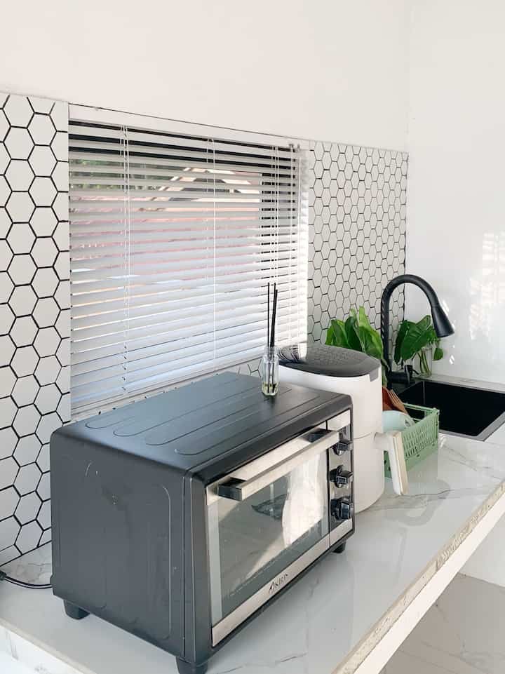 My unfinish kitchen
Dapur ini belum ada kitchen set. Untuk top table saya menggunakan granit marmer ukuran 100x70cm sehingga terkesan luas dan clean. Bagian dinding menggunakan kramik tile hexa agar ada motif tapi kesannya minimalis. Untuk cat menggunakan jotun interior skylight.

Saya ingin mewujudkan dream kitchen yang minimalis, clean dan fresh. Tentunya didukung dengan pencahayaan yang maksimal. Untuk itu saya menambahkan jendela yang cukup besar agar cahaya yg masuk maksimal.

Budget untuk sangat minim sekali, karena saya masih fokus keruang yang lain. Untuk itu saya masih nabung kitchen setnya.

#MyDreamKitchen
#IdeDekorDapur
#KitchenMaterials
#dapurminimalis
#dapursimple