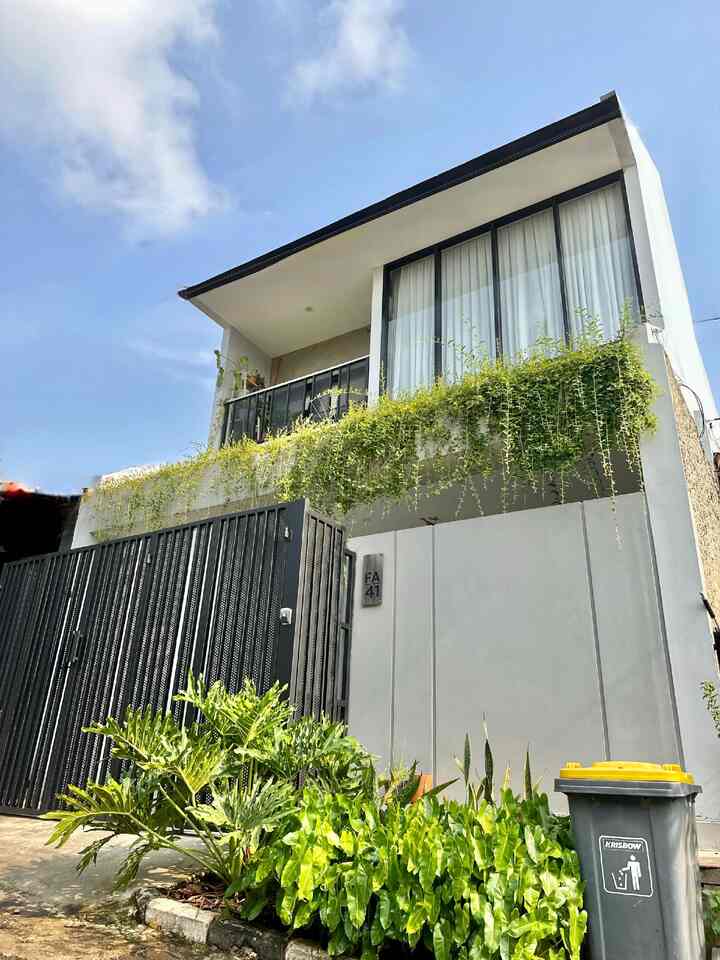 Fasad rumah Modern Industrial ✨
Memilih fasad dengan tema modern industrial karena aku dan suami suka warna-warna netral dan earth tone.

Pemilihan material supaya mendapat kesan industrial menggunakan besi kombinasi perforated warna hitam di pagar dan railing balkon, cat dengan warna abu-abu dan lantai warna semen.

#FacadeStyle
#MaterialFasad
#InspirasiFasad
#Homedecor
#ModernIndustrual
#FasadRumah
#HomeInspiration
#RumahInspirasi
#FacadeDesign