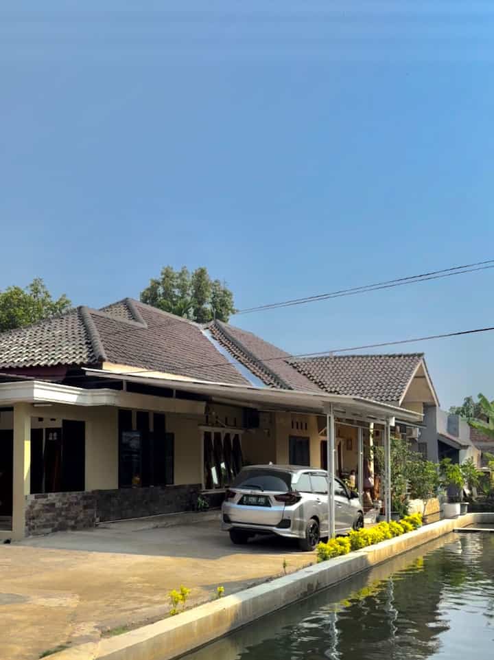 Ini Fasad rumah jadulku 
Rumah ini di bangun tahun 2004 dan selesai tahun 2007, karena dulunya rumahku rawa-rawa, jadi memang lumayan memakan waktu dalam proses pembangunannya terutama proses pemadatan tanah untuk pondasi rumah
Sudah 17 tahun berdiri tidak ada kerusakan yang berarti, karena memang bahan baku yang di pakai menggunakan yang terbaik di masa nya 



#FacadeStyle 
#MaterialFasad 
#InspirasiFasad
#rumahjadul