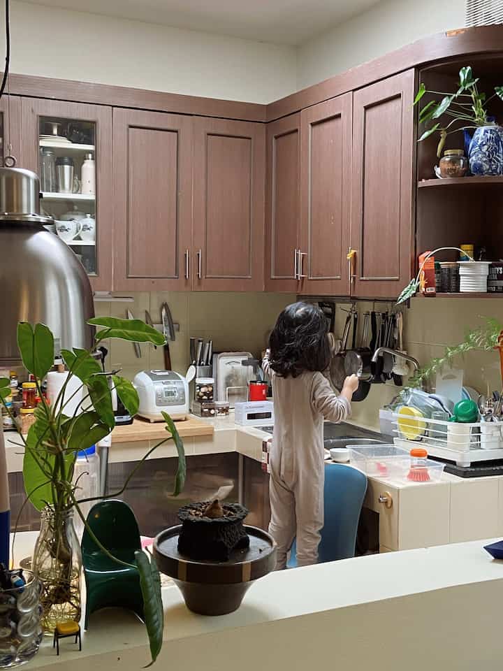 Welcome to our humble kitchen. It belonged to our late grandma, and we havent done anything eversince. It is definitely old but well loved 🤍 

We add bits of decoration that feels like “us” while honoring the existing kitchen

#mydreamkitchen
#idedekordapur
#kitchenmaterials
#midcenturyhome
