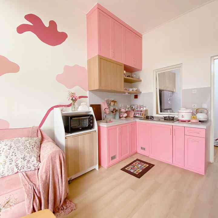 Rumah dengan area terbatas tidak menghalangi kami untuk bisa punya dapur cantik dan multifungsi sesuai impian kami. Kitchen set ini kami buat dengan desain full warna pink cat duco dan menggunakan top table solid motif terazzo.
Warna sink granite sand Zehn+ dan keran dari Paloma membuat area cuci piring dari dapur ini makin menarik. Tidak lupa vas bunga dan pernah pernik kayu membuat dekorasi dapur ini makin cantik 🌷

#dapurpinkymama #kitchenideas #mydreamkitchen #idedekordapur #kitchenmaterials #pinkykitchen