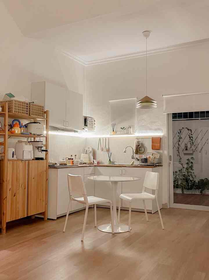 Sepertinya banyak yang belum sadar kalau backsplash di dapur saya terbuat dari bahan triplek dan Kertasive 😆 Jadi backsplash yang tadinya keramik Mulia, tapi karena bosan saya ganti ke triplek yang dilapisi motif batu Kertasive. Gunakan saja sealant untuk merekatkannya. Sangat bagus untuk mengubah suasana dan mampu mengubah suasana tanpa memerlukan pengrajin dan renovasi. Bisa jadi pilihan buat kamu yang ingin mengganti backsplash ❤️ #MyDreamKitchen #IdeDekorRumah #KitchenMaterials