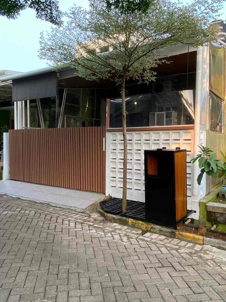 Fasad rumah kami bergerombol. Sebenarnya di cluster tidak bisa menggunakan pager, tapi demi keamanan dan kebahagiaan, kami memasang pager. Jadi pager terus membuka dan menutup tergantung kebutuhan. 

Pagar saya menggunakan bahan lama. Bahan yang sangat bagus

#FacadeStyle #MaterialFasad #InspirasiFasad #kylehome #rumahcluster

