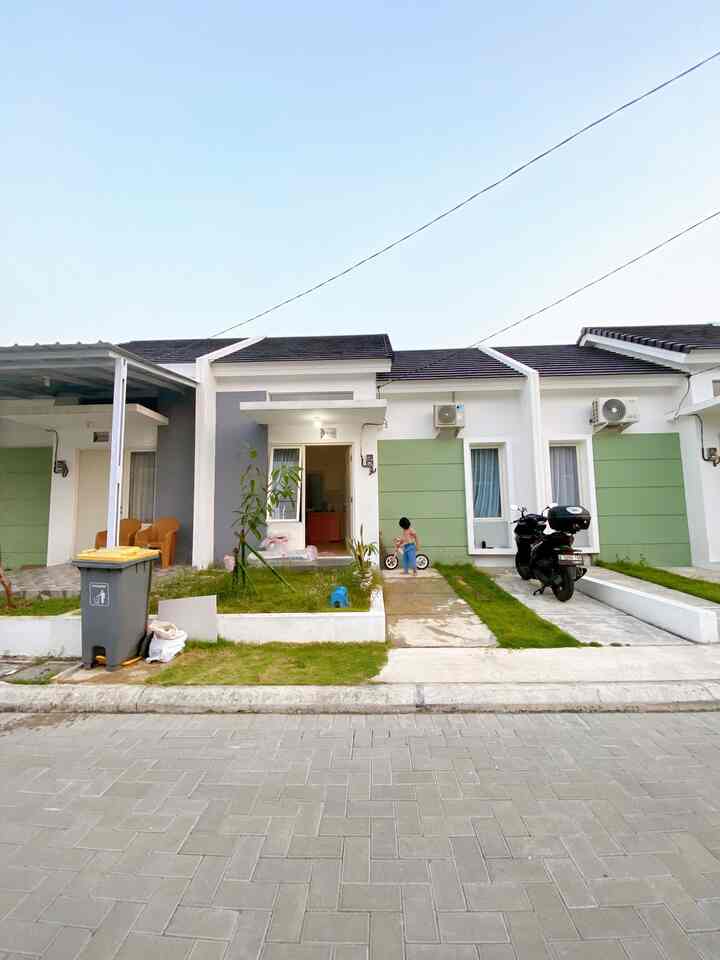 Fasad rumah ini sebenernya sama semua dan kami tidak diperbolehkan untuk merubahnya. Dengan cat dasar berwarna putih, fasad ini terlihat minimalis dengan tambahan cat warna sage green.
Tak lupa kami tambahkan beberapa tanaman yang tahan panas seperti lidah mertua untuk menambah estetika taman depan fasad rumah ini.

#fasadrumah #fasadcluster #FacadeStyle #MaterialFasad #InspirasiFasad