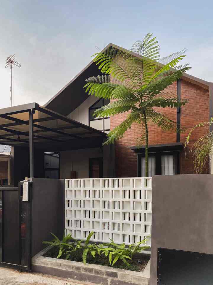 Style desain fasad dari Dasa Cavana adalah Scandinavian Industrial. Untuk scandinavian ini masih jadi favoritku, dengan bentuk segitiga dari depan, cocok menjadi rumah di lingkungan tropis.

Dan untuk mencapai vibes industrial, aku memberikan warna yang gelap, dan juga terakota tempel agar maintenance rumah bisa lebih minimal. Warna-warna yang berubah akibat hujan dan panas bisa diminimalisir. Ada juga perpaduan warna hitam pada pagar, kanopi dan juga part kecil di fasad sebagai pelengkap style industrialnya. 

#FacadeStyle #MaterialFasad #InspirasiFasad #tipe36 #tinyhouse