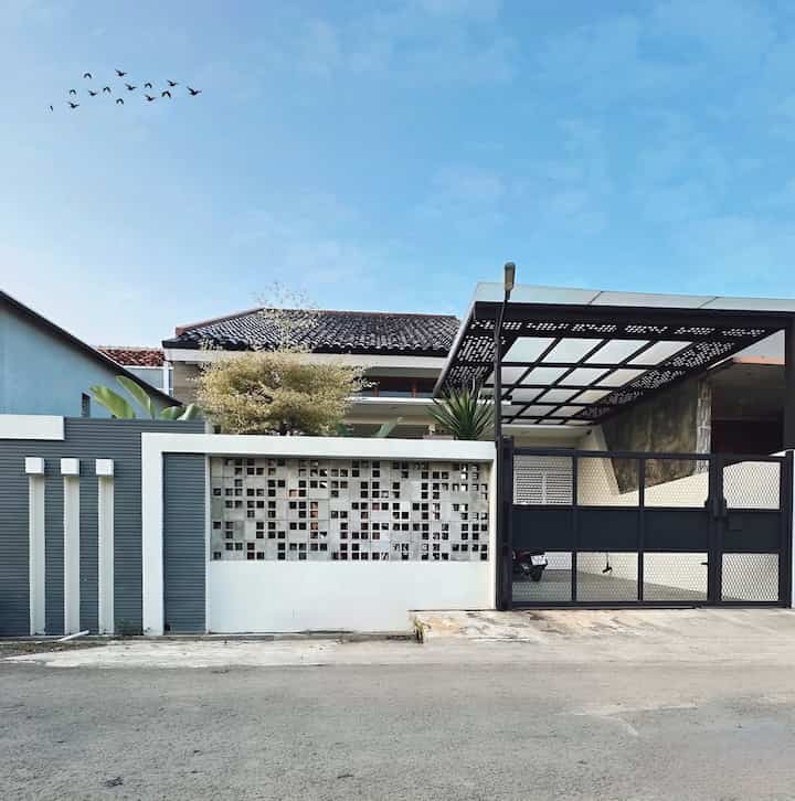 Fasad rumah dengan tema tropical industrial design merupakan perpaduan tone warna yang menurut kami nggak pernah ngebosenin.

Bagian atap fasad sengaja dibuat miring untuk menutupi bangunan dibelakangnya, lantai 2 cuma ada home office, dan rooftop.
Karena kepengen semua aktifitas banyak dilakukan dilantai 1. 

Details : 
1. Material kanopi dan pagar besi hollow galvanish
2. Wiremesh G3045
3. Conwood lap siding G5
4. Cat nippon solareflect “Reticent white”
5. Lantai carport roman granite 60x30 cm
6. Pintu dan kusen utama kayu jati solid

#facadrstyle #materialfasad #inspirasifasad #industrialfasad #homeindustrial #industrialdesain