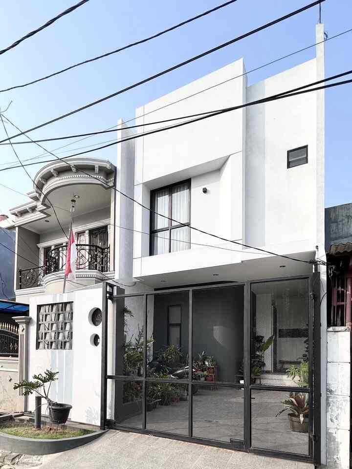 Tema fasad rumah kami adalah modern minimalis, monokrom warna hitam putih dan abu. Bentuk yg dipilih kotak dan aksen lengkung di bagian bawah kamar tamu supaya tidak terlalu kaku. 

Kami pilih style ini agar lebih rendah dari segi biaya dan low maintanance. Semua finishing menggunakan cat eksterior biasa dan kombinasi cat dekoratif washed untuk kesan sedikit industrial agar tidak monoton.
Selebihnya dilengkapi dengan tanaman koleksi kami. 

Untuk taman depan masih dicari jenis tanamn yang cocok nih, kalau ada ide boleh bantu comment yaaa! 🥹

#FacadeStyle #MaterialFasad #InspirasiFasad #Rumahmodern #ModernMinimalis #modernhouse #fasadrumah #idefasad
