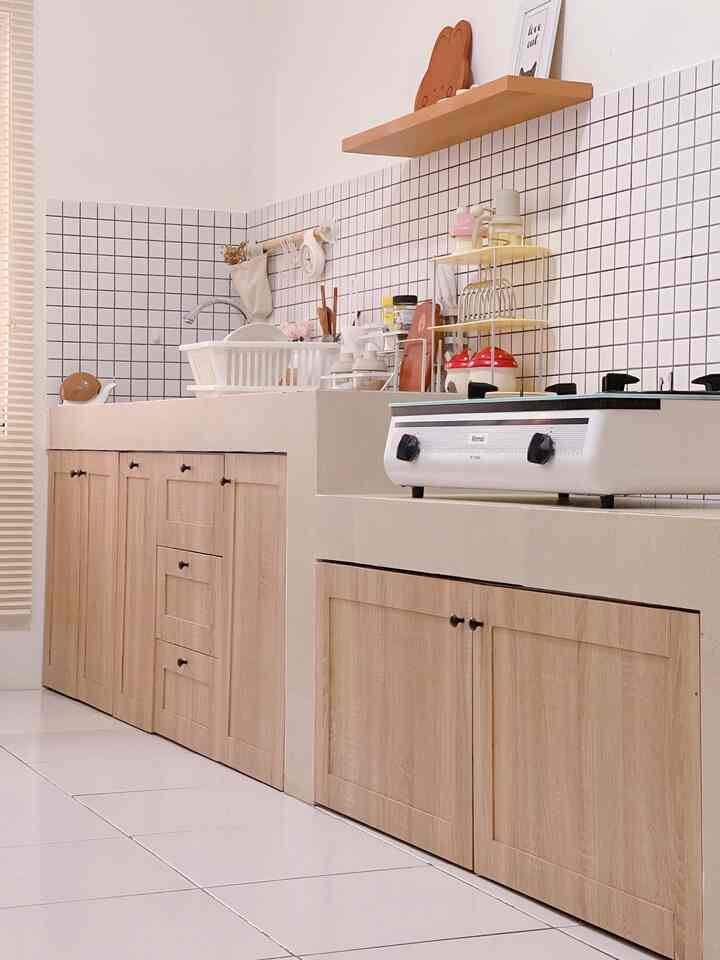 Dream kitchen 

Dream kitchen yang aku harapkan adalah dapur seperti punya orang2 korea untuk menerapkannya aku memilih material seperti back splash dari keramik mozaik kotak kecil2 seperti yang selalu kita lihat di dapurnya orang korea untuk meja dapur aku menggunakan granit terazo warna krem kitchen set aku costum & warnanya aku pilih warna natural motif kayu untuk washtafel aku pilih dari stainless dan model kran air modern, tidak lupa juga aku menambahkan dekorasi dapur seperti gantungan rell dapur jam gantung rak bumbu tempat bumbu yang dapat menambah ke estetikan dapur. Untuk budget membuat dream kitchen ini agak lumayan juga ya disesuaikan dengan kebutuhan saja. Untuk cat tembok aku pilih warna putih biar lebih natural dan terang untuk lantai aku masih pakai keramik biasa ya pertimbangannya dapur itu selalu kena cipratan minyak & air jadi kalau mau dipasang vynil masih agak mikir2 juga sebenarnya juga ada keinginan seperti itu tapi masih dalam wacana hehe.
Tips dari aku untuk menentukan dream kitchen cari inspirasi terlebih dahulu gambar2 dapur impian apa yang kita ingin kan lalu memilih matrial & dekorasi harus sesuai dengan tema sesuaikan dengan budget yang ada. 

#mydreamkitchen
#idedekordapur
#kitchenmaterials
#minimalis 
#koreanhouse
#koreanstyle
#estetik
#dapurmodern 
#roomdecor