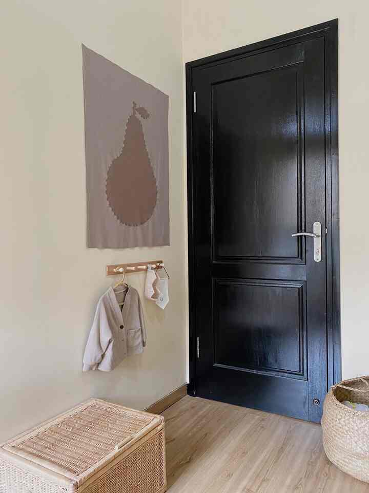 Bagian belakang pintu kamar tidur sering kali terabaikan, bukan? Padahal spot ini bisa jadi salah satu spot dekorasi yang bikin ruangan makin keren!
Bermula dari kebutuhan gantungan baju di kamar anak, ruang yang tersedia hanya di bagian belakang pintu saja. Tapi takutnya di balik pintu kalau dikasih gantungan malah berantakan dan penuh tumpukan baju, jadi sarang nyamuk, kalau pintunya ditutup cuma merusak pemandangan. Gantung banyak baju 😋 Btw, wallart ini DIY dan budget untuk dekorasi spot ini hanya 18k (karena saya punya sisa kain dan saya hanya perlu membeli gantungan)
#dekorasikamaranak
#inspirasidekorkamaranak
#diywallart
#ruang estetika
#kamar anak
#diyidea