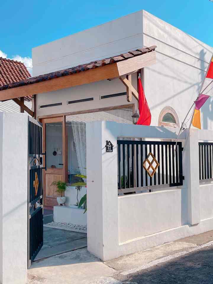 Fasad Rumah 

Fasad rumah masih nuansa kemerdekaan 17 agustus masih terpasang bendera & umbul2,tema fasad rumah ini ala2 kedai korea sering banget lihat photo2 kedai korea hampir mirip seperti ini identik dengan kaca bening besar pintu setengah kayu setengah kaca dan ada jendela bulatnya,untuk kusen pintu & jendela semua dari kayu dengan warna plistur natural 
Untuk warna cat tembok aku pilih warna sky light ya teras mungil dengan bunga2 kaktus & kamboja. 

#facadestyle
#materialfasad
#inspirasifasad
#koreanhouse
#estetik
#minimalis 
#homedecor