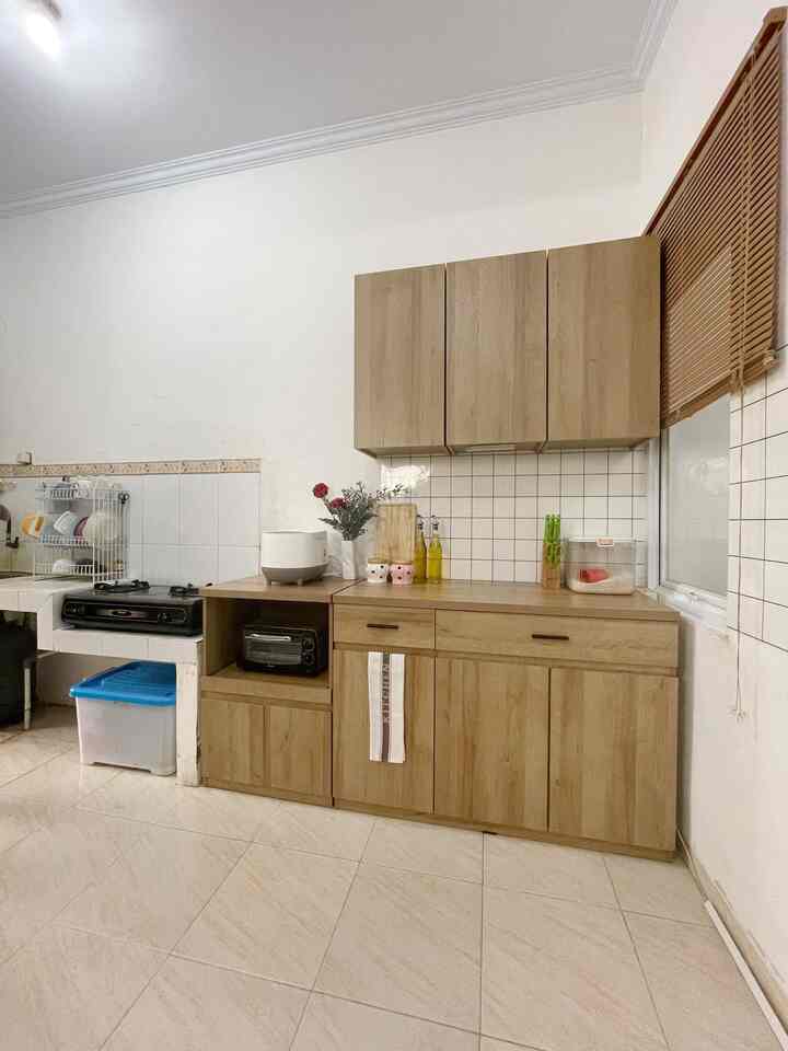(Journey to) my dream kitchen ✨

Mewujudkan dapur impian adalah sebuah perjalanan yang melibatkan banyak langkah, mulai dari imajinasi hingga realisasi. Bagi kami, proses ini bukan hanya tentang memilih perabot atau warna cat, tetapi juga tentang menciptakan ruang yang mencerminkan kepribadian dan gaya hidup.

Langkah pertama dalam perjalanan ini adalah mengumpulkan inspirasi. Karena kami lebih menyukai tampilan yg minimalist tanpa terlalu banyak barang yg terlihat dipermukaan. Konsep Japandi yg kami pilih, dengan sentuhan motif kayu di furniturenya menambahkan kesan hangat.

Setelah inspirasi terkumpul, langkah berikutnya adalah menetapkan anggaran. Penting untuk realistis dalam menentukan apa yang bisa dicapai dengan anggaran yang tersedia. Saya belajar untuk membuat prioritas, memutuskan elemen mana yang harus menjadi fokus utama, dan mana yang bisa dihemat tanpa mengorbankan estetika atau kualitas. Meskipun sebagian dari dapur ini masih merupakan original dari developer, kami rasa dengan material keramik dinding dan meja dapur beton bawaannya sudah cukup memenuhi kebutuhan kami saat ini, namun karena kesiapan budget yang terbatas, untuk storagenya kami menambahkan furniture siap pakai yang ada di marketplace, luckily ada furniture siap pakai dengan design yg mendekati apa yg ingin kami tampilkan di dapur ini, selain menghemat budget, langkah ini juga menghemat waktu dalam merealisasikan dapur impian kami. 

Bagian terpenting dari dapur adalah tata letaknya. Kami mengatur penataannya memudahkan mobilitas kami di dapur dalam berkegiatan sehari-hari.

Tips jika budget terbatas untuk upgrade dapur, selain kitchenset teman-teman bisa mempertimbangkan penggunaan furniture siap pakai untuk storage di dapur jika memiliki area extra, tentunya pemilihan furniture ini juga harus yang berkualitas sehinga masa pakainya panjang. 

Dapur bukan hanya tentang penampilan, tetapi juga tentang bagaimana ruang tersebut digunakan. Setelah selesai, saya merasakan kegembiraan menggunakan dapur baru ini.

Perjalanan mewujudkan dapur impian saya adalah pengalaman yang penuh dengan pembelajaran dan kepuasan. Setiap langkahnya memperlihatkan betapa pentingnya perencanaan yang matang dan kesabaran dalam mewujudkan ruang yang benar-benar sesuai dengan impian kita. Dapur ini bukan hanya sebuah ruangan, tetapi juga tempat di mana saya dan keluarga bisa berbagi momen berharga setiap hari.

#MyDreamKitchen
#IdeDekorDapur
#KitchenMaterials
#JapandiKitchen