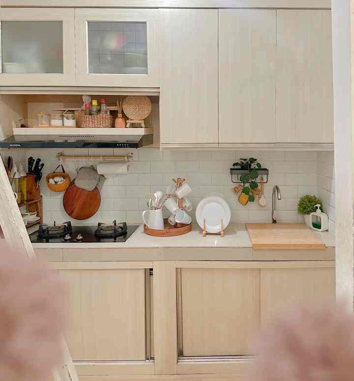 HAii salam kenal dari Dapur setitik🤎

Dapur yang ada disalah satu pojokan rumahku ini dengan space terbatas namun cukup compact untuk digunakan kegiatan memasak ku sehari-sehari. Dengan kitchen set yang terbuat dari multiplek yang di lapisi hpl cerah agar dapur kami terlihat luas dan di buat full storage untuk memaksimalkan penyimpanan.Untuk lantai kami memakai vinil agar ruangan terkesan lebih hangat🤎 

#MyDreamKitchen
#deDekorDapur
#KitchenMaterials