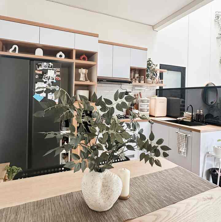 Haiiii sore dari kitchen casaaksadaru! 
Salah satu dream kitchen kami adalah dapur yang rapi, warm, dan estetik. Bukan cuma fingsional tapi juga sedap dipandang. Kami memilih furniture kayu dengan warna natural dan putih untuk menciptakan kesan warm, homey dan juga clean. Bagaimana menurut kalian? 

Malam semuaa ✨


#MyDreamKitchen
#IdeDekorDapur
#KitchenMinimalis
#MakeOverKitchen
#Casaaksadaru
#DapurCasaaksadaru