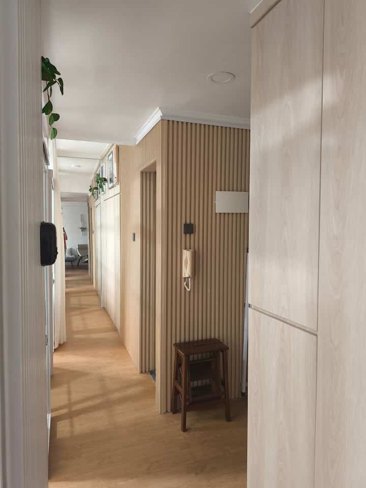 No-Façade-No-Cry untuk tetangga online yang berhunian selain di rumah tapak, karena ada #MudRoom (bisa juga disebut Genkan) yaitu ruangan sekitar pintu masuk unit yang dibuat untuk lepas-pasang sepatu dan siap-siap sebelum berangkat ke luar

di Tentramhome, MudRoom dijadikan tanpa sekat dengan lorong internal atau #Hallway yang punya cermin besar lantai-ke-plafon supaya ruangan terkesan lebih luas dan tidak sumpek

#FacadeStyle - #MudRoomStyle
#MaterialFasad - #MaterialMudRoom
#InspirasiFasad - #InspirasiMudRoom