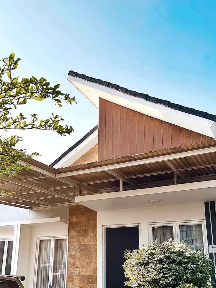 Fasad Kei House belum ada yang kami rubah sama sekali sejak awal menempati. Jika dilihat dari aksen woodplank dan batu alam fasad rumah ini bergaya japandi, untuk pallet warna dominan wood and white. Untuk menambah kesan sejuk kami membuat taman minimalis dan memberikan beberapa tanaman di area teras.

#FacadeStyle
#MaterialFasad
#InspirasiFasad
#FasadJapandi
#EksteriorRumah