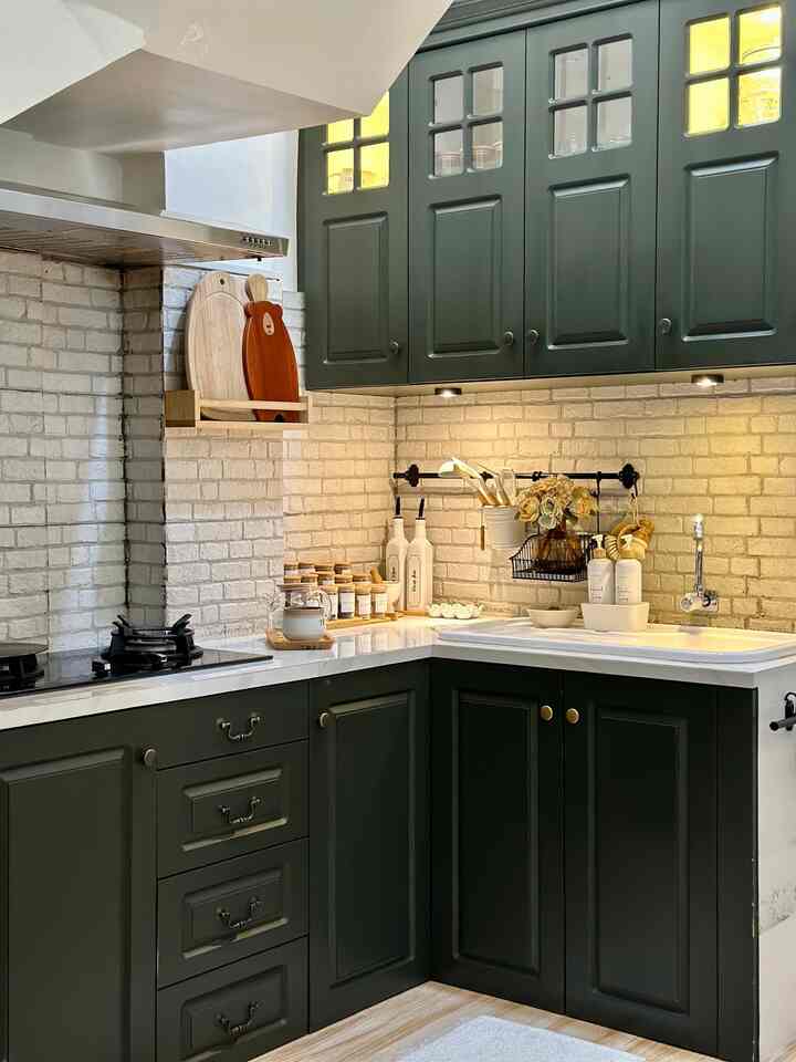 Dapur hijau

Material yang digunakan untuk mewujudkan dream kitchen di dapur hijau ini aku menggunakan beberapa dia antara nya :
-Countertop dapur ini menggunakan granit grigio carra 100x100 agar kesan seperti marmer tapi dengan pemilihan granit agar mudah pemeliharan jangka panjang dan low budget juga.
-Kabinet menggunakan perpaduan kayu dan blockboard yang menggunakan warna hijau dari  dana paint top color warna army agar tekesan lebih classy menurut ku.

Dapur ini satu satu nya dapur di rumah ini, pastinya aktifitas masak memasak ya di dapur ini, agar dapur ini tetap enak di pandang tips dari aku siy selesai aktifitas di dapur, langsung segera bebenah dan untuk penataan nya aku menambah kan barang yang memudahkan aktifitas memasak dan agar terlihat lebih cantik aku menambahkan vas bunga.

#mydreamkitchen #idedekordapur #kitchenmaterials #bandaaceh #livewithkids #dapurmungil