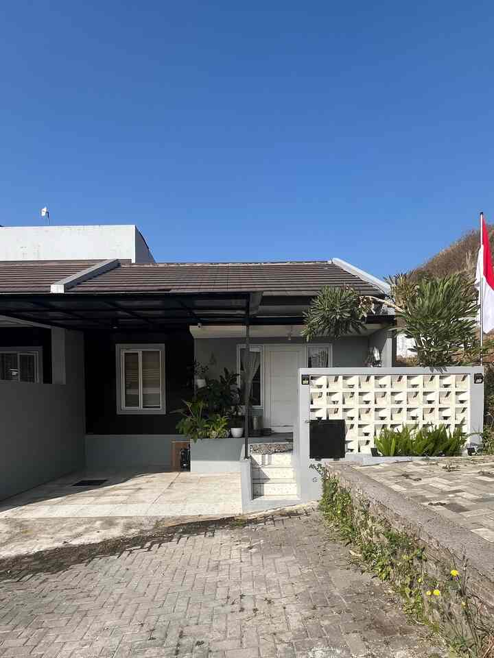 ✨ Fasad Developer dengan Taman Kering Ala Cafe

Fasad rumah kami adalah fasad bawaan developer yang sebagian telah kami ubah menjadi taman kering. 

Karena bentuk fasad belum boleh dirubah & tidak diperkenankan memakai pagar, untuk memberikan privasi maka kami melakukan renovasi minor dengan menambahkan dinding roster. 

Pada bagian dalam dinding roster, kami ubah menjadi taman kering sehingga kami punya space tambahan untuk ngopi/bbqan di depan rumah. Sekarang area ini menjadi tempat favorit kami menghabiskan waktu luang 🤍✨

#FacadeStyle #MaterialFasad #InspirasiFasad