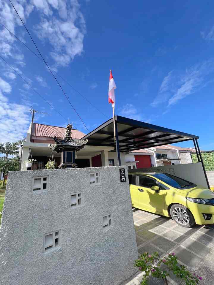 Fasad rumah bawaan developer di rombak, karena sudah ada beberapa bagian yang rusak dan cat yang sudah berlumut. Seluruh bagian jendela dan pintu kami ganti. Tapi untuk list plank tetap kami pertahankan sebagai ciri khas cluster ini. Hanya saja kami tambahkan batu alam candi sebagai hiasan di tembok samping rumah. Untuk loster sengaja kami pasang di kanan kiri, agar mempercantik tampilan dinding biar tidak monoton. Teras rumah juga di perlebar karena anak-anak senang bermain di luar. Biar tidak panas dan tidak kehujanan, kami menambah kanopi dengan style mengarah ke industrial. Oiya, kanopi ini masih pakai atap spandek yang di lapisi aluminium foil karena kami ingin hemat budget. Untuk cat nya kami pakai nippon paint solareflect karena cat ini di klaim mampu menurunkan suhu panas matahari.
#FacadeStyle
#MaterialFacade
#InspirasiFacade
