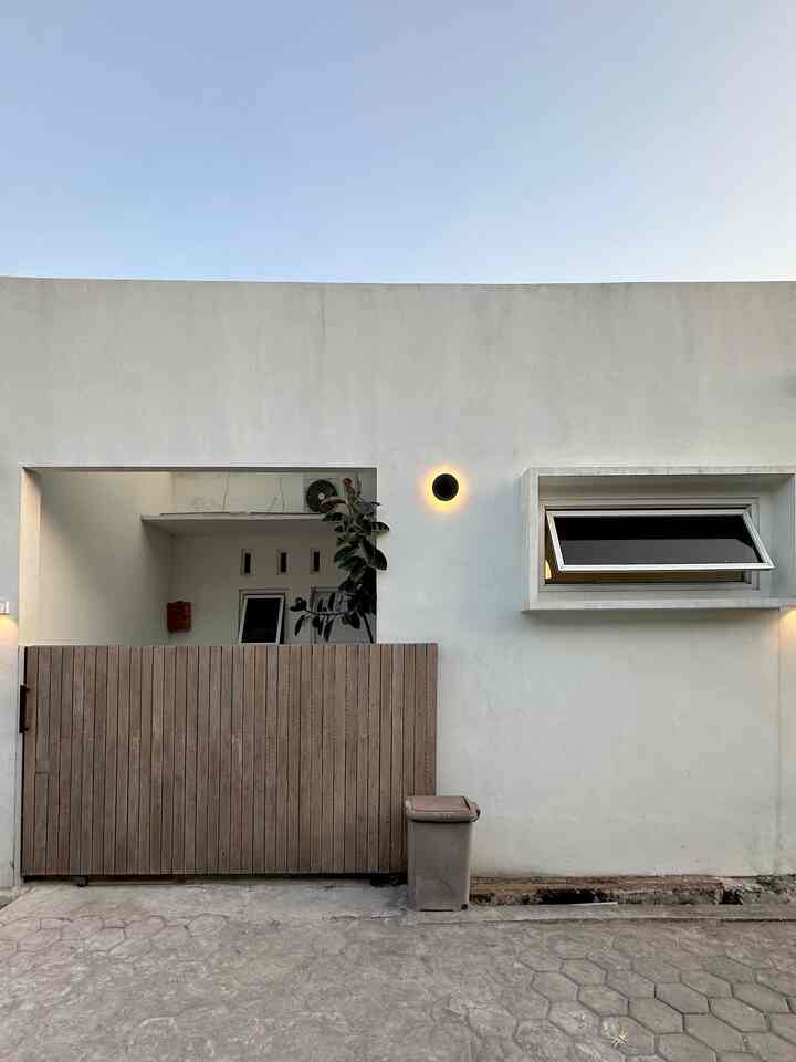 Facade minimalist rumah kami berbentuk kotak, terinspirasi oleh rumah-rumah minimalis di Jepang. Kondisi cat sudah agak kusam karna sudah lebih 1tahun belum kami re-touch kembali😂🤍 #nofilter
#FacadeStyle
#MaterialFasad
#InspirasiFasad
