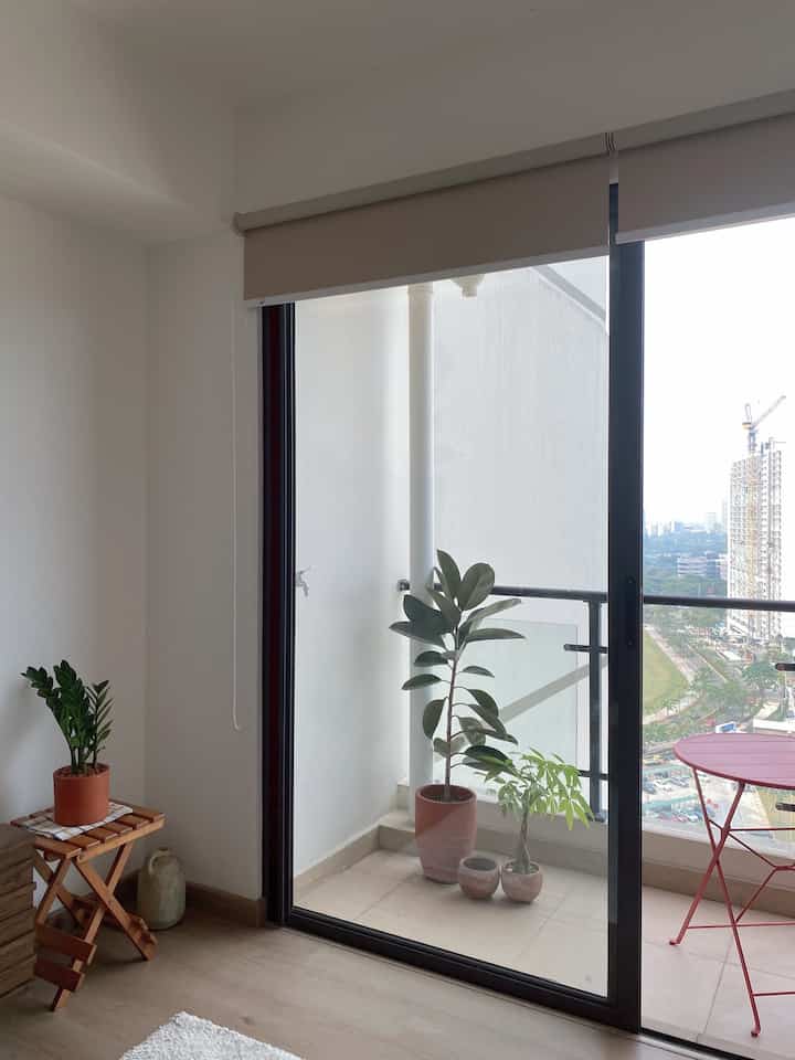 Tinggal di apartemen berarti saya tidak bisa memamerkan fasad 😂, tetapi saya bisa berbagi balkon kecil saya! Ukurannya pas untuk tempat duduk luar ruangan kecil (satu meja dan kursi) dan beberapa tanaman kecil, seperti tanaman karet dan pachira.

Saya berencana untuk lebih menghiasinya dengan beberapa lantai dekoratif atau batu dan mungkin menambahkan tanaman gantung ke dinding polos. Apakah kalian punya ide tentang cara merapikan balkon? Saya ingin mendengarnya!

#dekorasibalkonrumah #balkonapartemen #balcony #balconydecor #dekorasibalkon