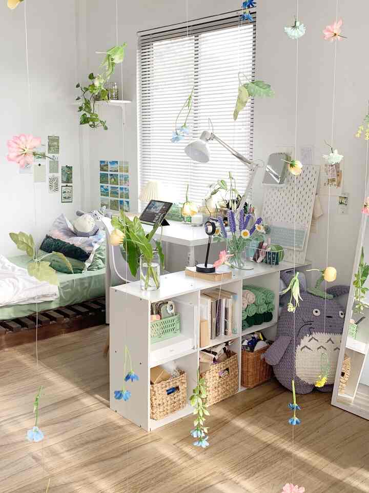 Tema kamar saya adalah ghibli room. Saya memilih ghibli karna lebih unik dan menarik dan tidak ada kesan fanatik akan jejepangan (wibu) walaupun menggunakan tema ini. Ditambah dengan warna hujau yang nampak segar. 

Untuk cat dinding saya menggunakan jotun jotashield exterior biar awet dan jika kotor bisa dibersihkan. Lantai menggunakan granit vinyl, agar maintenancenya lebih gampang dan awet.

#BedroomStyle
#MaterialsBedroom
#InspirasiBedroom
#dekorkamar
#kamarghibli