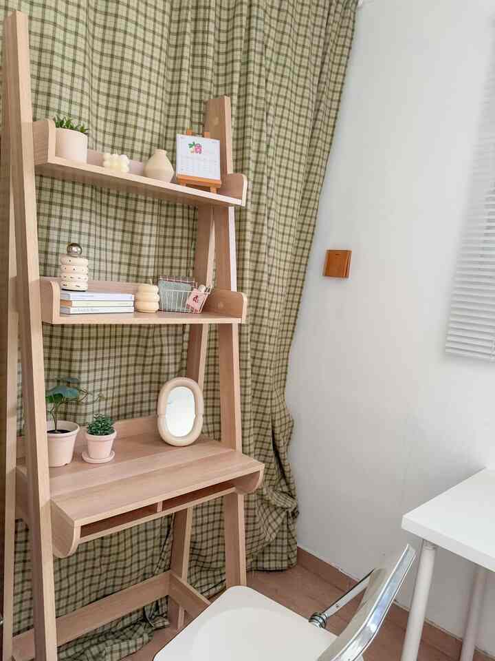 Abis beli rak buku yang bisa dijadikan meja juga buat aku taro barang dekorasi dan make up an nantinya 🙈


#idedekormejabelajar #mystudydesk #deskstudy #workspace #workspaceidea #workspaceinspiration 