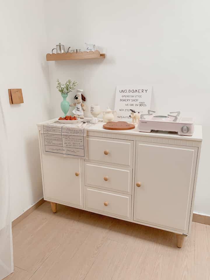 Tempat ku memasak memang sesimpel itu. Aku ga ada kitchen set jadi ku setting sideboard ku ini jadi kitchen ala ala 🙈


#MyDreamKitchen #IdeDekorDapur #KitchenMaterials #kitcheninspo #kitchenminimalist #minimalist #minimalistroom #studioroom 