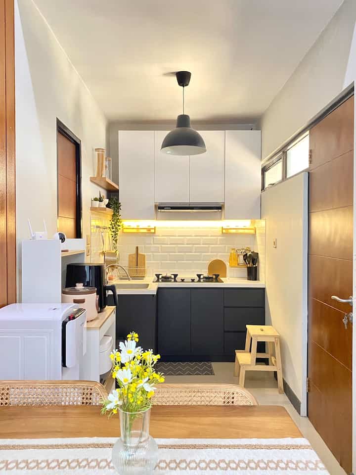 My dream kitchen 😍

Sebelum menentukan material yang digunakan untuk dapur ini, pastinya kami mencari dulu berbagai macam referensi yang ada. Dan akhirnya terwujudlah dapur impian kami.

Untuk material kabinet yang digunakan yaitu HPL Taco, top table menggunakan Granit Tile, backsplash menggunakan subway ceramic, ambalan dari HPL, serta berbagai dekorasi untuk mempercantik dapur.

#MyDreamKitchen #IdeDekorDapur #KitchenMaterials #dapurminimalis #kitchenset #kitchen #inspirasidapur #dapurkecil
