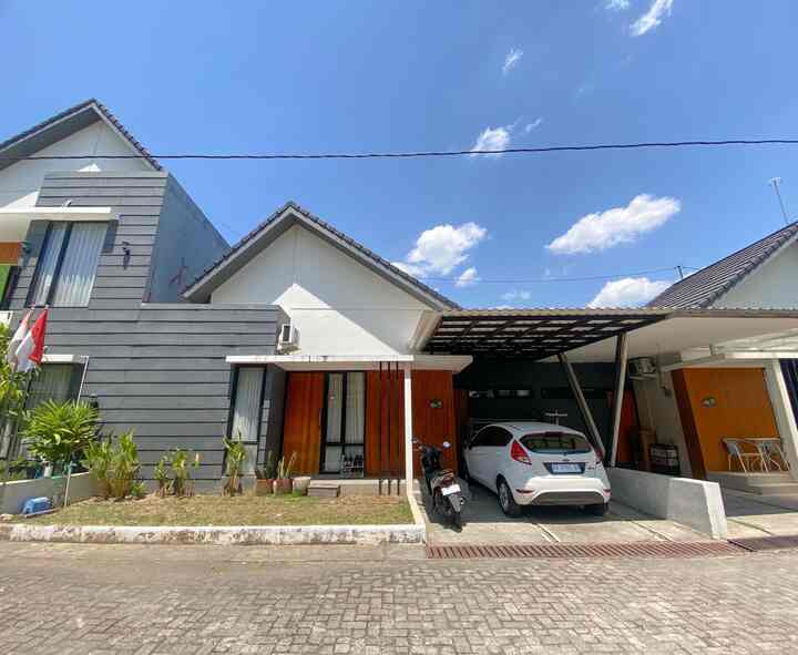 Fasad Style Japandi

Selain interior yang diperhatikan, tentu eksterior tak luput dari pandangan mata ketika pertama kali melihat sebuah bangunan rumah. 

Pemilihan fasad dengan model atap pelana serta aksen dekoratif berupa Conwood yang dicat warna cokelat dan abu-abu dapat menambah estetika. Meskipun berada di perumahan yang model rumahnya sama, kami tetap mempertimbangan pemilihan bentuk fasad yang minimalis.

#FacadeStyle #MaterialFasad #InpirasiFasad 
