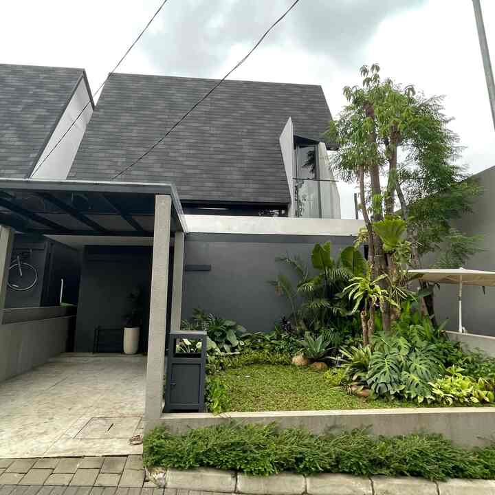 Tema fasad rumah ini yaitu modern minimalis, karena bawaan developer jadi kami mempunyai fasad yang sama untuk semua cluster. Yang saya sukai dari fasad ini selain modelnya, juga fasad ini mempunyai atap bitumen yang tahan cuaca, terlihat rapih dan modern.
#FacadeStyle
#MaterialFasad
#InspirasiFasad