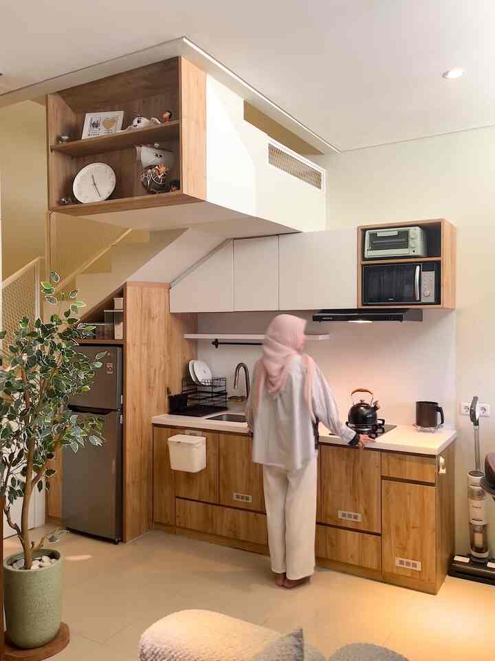 Awalnya, dapur ini memang kitchen set standar dari developer, tapi kita memutuskan untuk nambah 30cm di kedua sisi biar ruangannya terasa lebih luas. Penambahan ini ngasih space ekstra, khususnya buat rak piring basah yang penting banget. 

Dengan sedikit sentuhan tambahan, dapur sederhana ini perlahan berubah jadi dapur impian yang nyaman dan fungsional, sesuai kebutuhan kita sehari-hari.

Detail kitchen set @rins.home

1. Top Table: Solid Surface yang bikin kesan minimalis dan bisa digabungin sama bahan sejenis tanpa keliatan sambungannya, karena kita sempet nambah top table.
2. Kabinet: Kabinet HPL kombinasi warna putih sama motif kayu biar kesannya lebih menarik dan unik.
3. Backsplash: Pakai Aluminium ACP warna putih, biar nyatu sama top table yang minimalis, plus kelebihannya ringan, tahan panas, dan look-nya modern.
4. Lantai: Keramik 60x60 dari developer, tapi next mau ganti vinyl biar lebih cozy.
5. Sink: Stainless steel Lavenia 0915 warna chrome, ini juga masih standar dari developer.
6. Keran (Faucet): Matte stainless steel dari Tech Houseware, warna grey yang modern.
7. Meja Bar: Meja bar kombinasi besi dan kayu mahoni dari Informa, bisa buat makan, santai, dan kerja juga.

Terkadang, perubahan kecil bisa bikin suasana jadi jauh lebih asik.

#MyDreamKitchen #IdeDekorDapur #KitchenMaterials #HomeInspo #MinimalistKitchen #KitchenGoals #DapurImpian #DapurMinimalis