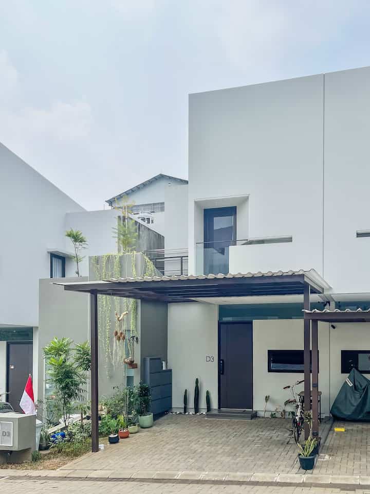 Kenalkan, inilah fasad rumah @rins.home yang mengusung gaya Cube House atau Rumah Kotak. Desainnya memang serba geometris, dengan permainan persegi yang bikin tampilan visualnya beda dari yang lain.

Ini adalah desain awal dari developer yang benar-benar memanfaatkan konsep minimalis dengan sentuhan modern. Rumah ini bagian atasnya punya dua balkon yang dilengkapi dengan taman terbuka, jadi kita bisa menikmati suasana hijau yang bikin adem. Baik di balkon atas maupun di area bawah, tempat ini sangat pas untuk bersantai.

Bagian depan rumah juga nggak kalah menarik. Di sana ada taman kering dengan tanaman kaktus dan pisang-pisangan yang memberi kesan segar dan natural (maaf pisangnya baru ditanem🤭). Jadi, selain tampilannya yang unik, rumah ini juga nyaman dan menyenangkan untuk ditinggali!

#FacadeStyle #MaterialFasad #InspirasiFasad #InspirasiFasad #CubeHouse #RumahKotak #MinimalistHouse #HomeDecor #Fasad #Fasade