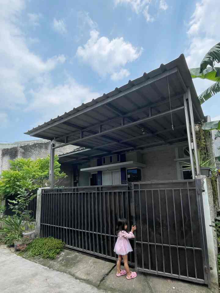 Fasad rumah kami masih seperti bawaan dari developer. Dengan desain yang sederhana dan seragam, fasad ini menampilkan warna netral dan material standar yang umum digunakan di kompleks perumahan. Belum ada modifikasi besar yang dilakukan, sehingga rumah masih mempertahankan tampilan asli yang dirancang untuk kepraktisan dan keseragaman. 

Namun beruntungnya beberapa bahan material yg digunakan seperti penggunaan batu alam ini masuk kedalam style industrial yg kami usung. Kami pun merubah tampilan teras dan agar lebih serasi.

Pemilihan cat dengan warna abu gelap yang memiliki undertone biru ini terlihat maskulin dipadukan dengan keramik teras dengan warna vintage red. 

#FacadeStyle
#MaterialFasad
#InspirasiFasad
#IndustrialModernStyle