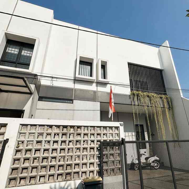 Fasad Casaaksadaru
Kami ingin menampilkan fasad tinggi dengan style Industrial dengan paduan pagar holo besi serta roaster tanpa cat. Bagaimana menurut tetangga? 

Semoga bisa menginspirasi ya 
malam ✨

#FacadeStyle
#MaterialFasad
#InspirasiFasad
#IndustrialFasad
#Casaaksadaru