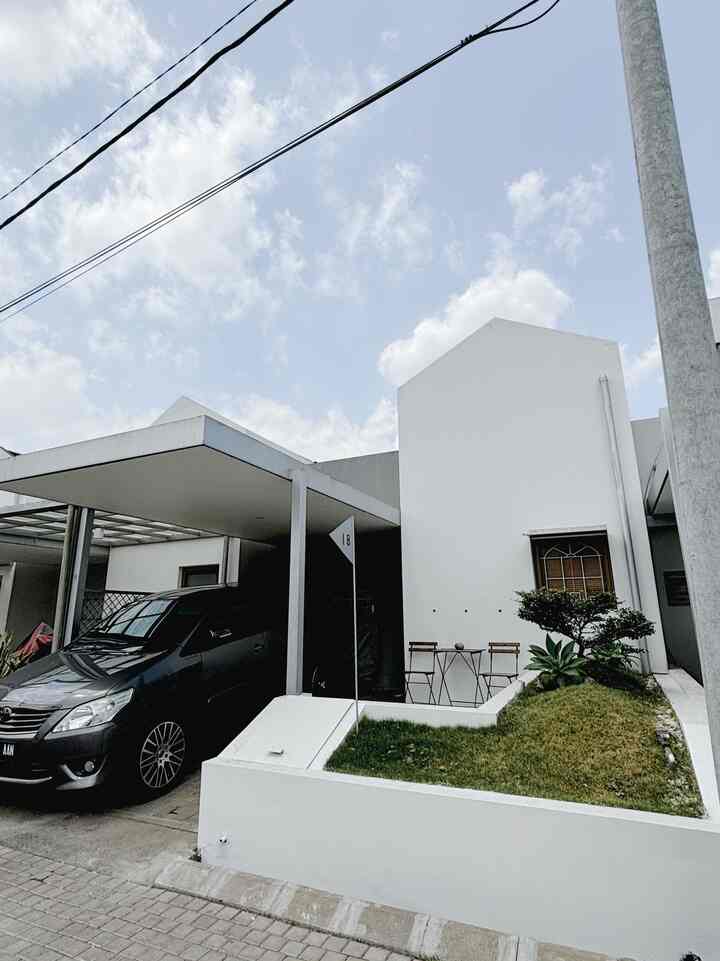 Facade of awhouse.

Facade with a Scandinavian theme, for the selection of this facade previously, one cluster in this housing complex had a Scandinavian concept with a high ceiling extending to form a triangle..

for the style of the house and this facade, it is predominantly white, combined with brown and green. for the relaxing area, there is a set of garden chairs and a living garden area, there are bonsai ketapang kecana plants and Japanese grass.

#Facadestyle #MaterialFasad #InpirasiFasad #facadehome #scandinavianhome #facade #facadescandinavian #scandinavianstyle #facadeinspo #facadeinspiration #inspirasirumah #inspirasifasadscandinavian