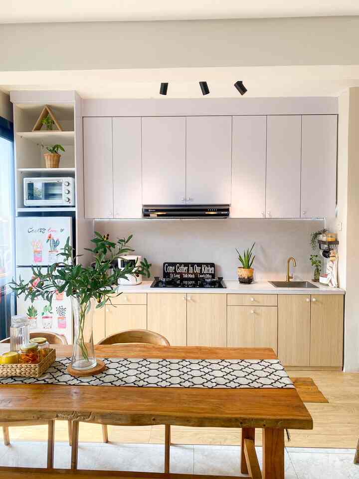 Material yang kami gunakan untuk area dapur adalah taco HPL dengan kombinasi motif kayu putih dan oak pada serat kayu

Dan untuk lantainya menggunakan granit Romawi dengan motif oak juga sehingga menjadi warna yang senada dengan area dapur

Perpaduan warna putih dan kayu dengan motif oak sangat dominan pada area dapur kami, dan kami rasa inilah yang paling cocok untuk konsep rumah kami.

#dapur impianku
#idekordapur
#bahan dapur
#inspirasidapur
#segehouse