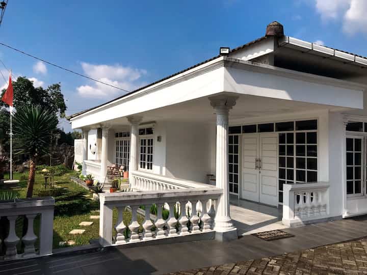 Rumah jadul ala film warkop yang adem walaupun cuaca panas. Apalagi semua jendela pakai tinted glass. Kelebihannya memang bikin rumah jadi ga nerawang dari luar tapi kekurangannya sinar matahari yang masuk jadi ter-filter. Hal ini bikin cahaya yang masuk jadi ga full dan suhu udara dalam rumah antara adem dan dingin. 
#FacadeStyle #MaterialFasad #InspirasiFasad #midcenturymodern #rumahklasik #rumahjadul 
