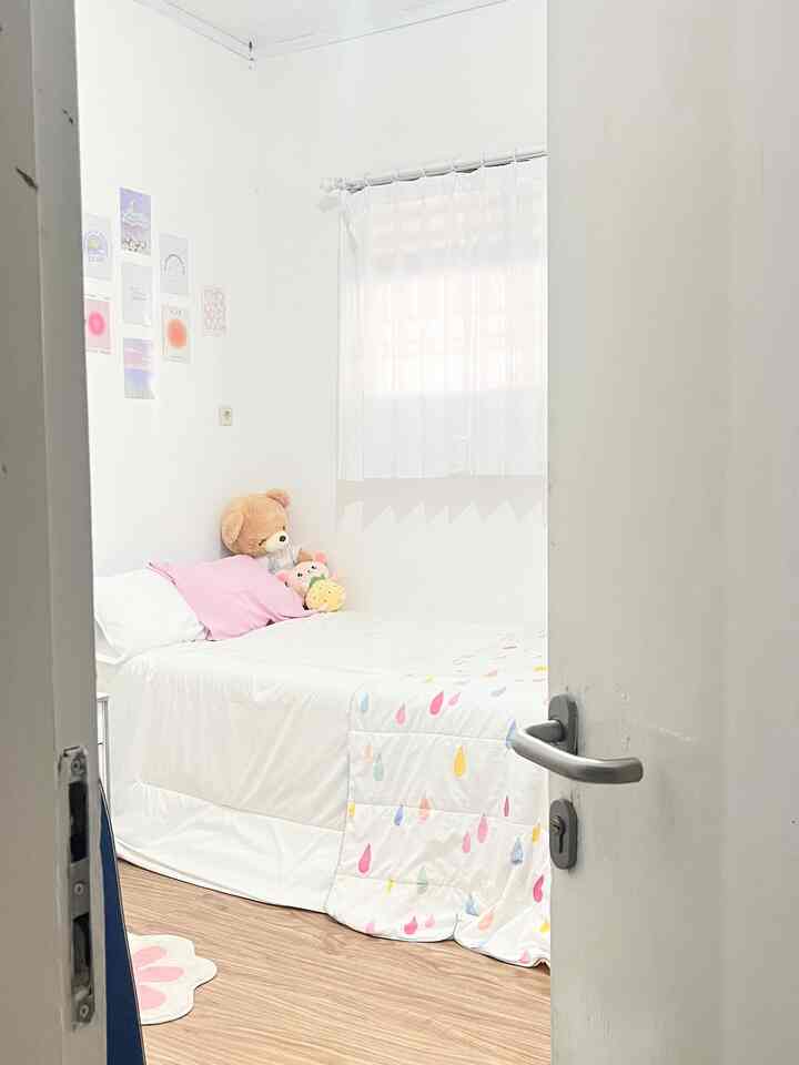 4 material yang mau aku sharing tentang kamarku! ◡̈

• cat dinding
dari warna putih tulang, aku ganti jadi warna putih yang paling cerah
• lantai
dari keramik, aku tambahin pakai spc supaya lebih cantik
• lampu
dari lampu biasa dengan watt kecil, aku ganti ke lampu LED dengan watt yang besar supaya lebih terang
• cat minyak
dari pintuku yang warna coklat, aku make over supaya warnanya jadi putih

#MyDreambedroom
#IdeDekorkamar
#BedroomMaterials 