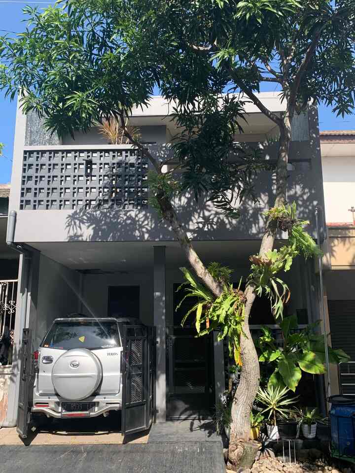 Fasad rumah dengan style minimalist modern, dengan nuansa abu serta dipadukan dengan ornamen roster pd fasad dan saat malam hari dipercantik dengan lampu sorot dan led stripe agar rumah terkesan lebih dramatis dan menarik
#FacadeStyle
#MaterialFasad
#InspirasiFasad
#nasrliving
#homeinspo