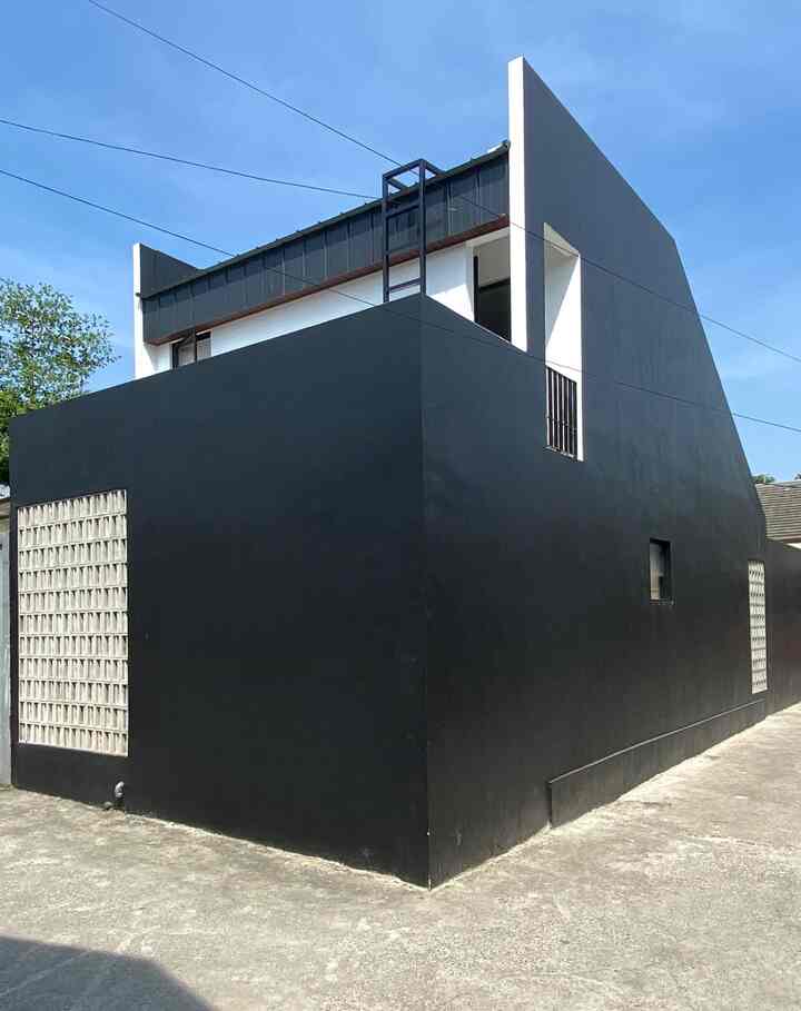 Because it is located on the hook & side of the housing complex road, our house can be said to have 3 facades. Front facade, side and back.

Dominated by black because we carry an industrial theme. It can also be seen that some exterior building materials are deliberately made unfinished, so that the industrial side can be seen.

#FasadStyle #MaterialFasad #InspirasiFasad #FasadIndustrial #FasadMinimalis #JapandiIndustrial #InspirasiRumah