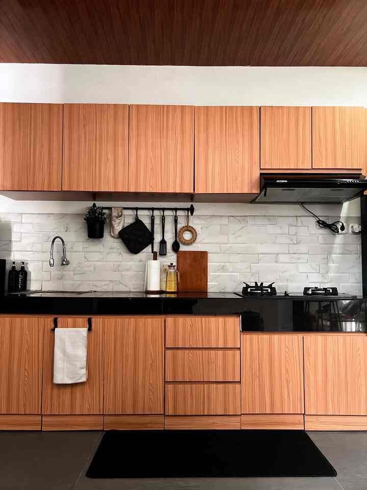 Dream Kitchen ✨

Dapur segaris #BruwnHouse mengusung tema black and wood agar semakin terlihat industrialis. Material kitchen set menggunakan multipleks yang dilapisi HPL karena perawatannya cukup mudah, harga tidak terlalu mahal, tapi harus benar2 dipastikan bebas lembab.
Untuk backsplash menggunakan keramik dinding bermotif abstrak abu2, sebenarnya keramik ini lebih banyak digunakan untuk keramik kamar mandi, tapi menurutku oke juga digunakan di dapur, dibersihkan pun sangat mudah. 
Sebagai pemanis atap agar senada dengan tema dapur, aku lilih menggunakan plafon bermaterial PVC, pakai ini tuh bener2 bisa merubah mood ruangan.
Semoga sedikit tips ini menginspirasi yaa 🩵


#MyDreamKitchen
#IdeDekorDapur
#KitchenMaterials
#DapurSegaris
#KitchenInspo