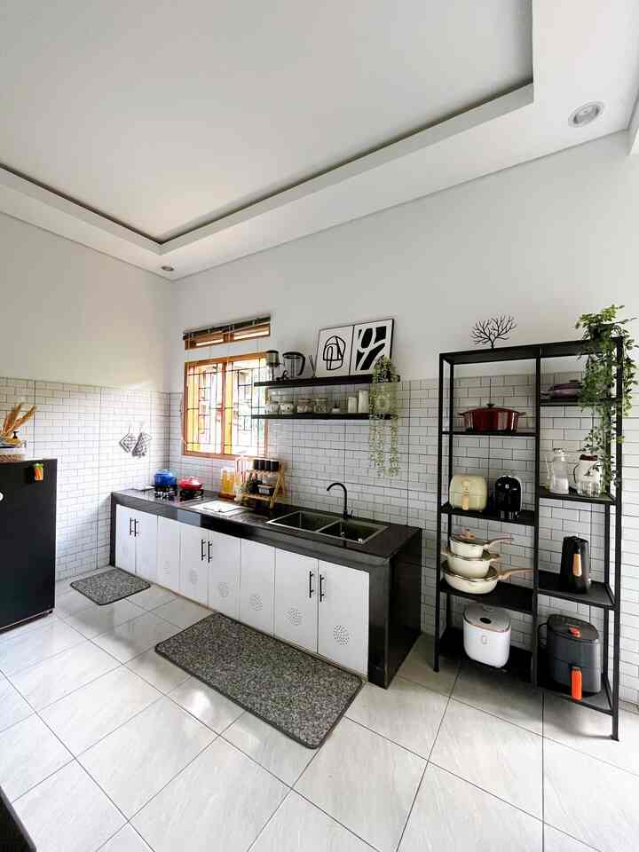 Material Dream Kitchen Bumi Gerrd

Dream kitchen bumi gerrd ini sebetulnya sangat low budget sekali. Kami memilih memakai ambalan di atas meja dapur agar terlihat lebih leluasa. Backsplash menggunakan keramik dengan motif batu bata anggar terlihat minimalis. Top table kami menggunakan granit hitam uk 60x60. Untuk kabinet bawah ini sebetulnya hanya dipasang pintu saja yang terbuat dari multiplek kemudian kami cat putih glosy dan di beri handle hitam, tentu saja ini sangat low budget tapi tetap memberikan kesan rapih. Yang budgetnya masih minim untuk kitchen set mungkin bisa pakai cara kami ini heheh. 

#bumigerrd #MyDreamKitchen #IdeDekorDapur #KitchenMaterials #DapurMinimalis #DapurMonochrome