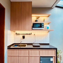 Foto 1: dapur siang hari
Foto 2: sore hari
Foto 3 dan 4: malam hari.
Dapur ini terinspirasi saat nonton film midnight diner, serial jepang kesukaanku yang menceritakan tentang bapak2 yang punya shokudo (warung jepang) dan cerita tentang customer2nya. Nah warungnya nuansanya hampir seperti ini, coklat kayu, putih hitam. Panjangnya sekitar semeter aja, tapi cukup dan fungsional. 
#MyDreamKitchen #IdeDekorDapur #KitchenMaterials