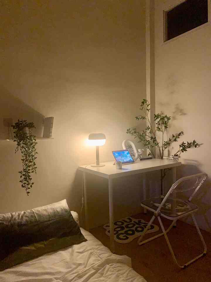 Suasana malam dari meja kerja yang letaknya dikamar✨

Karena lebih banyak melakukan kegiatan dikamar, saya menyisakan sedikit space untuk meja kerja. Memilih meja kerja dari Ikea seri adils karena ukurannya pas diletakkan dikamar dan warnanya putih. Meja kerja ini berbahan fibreboard. Untuk kursi memakai model akrilik dan bisa dilipat sehingga bisa hemat tempat jika tidak digunakan.
#BedroomStyle
#MaterialKamar
#MaterialMeja
#InspirasiKamar