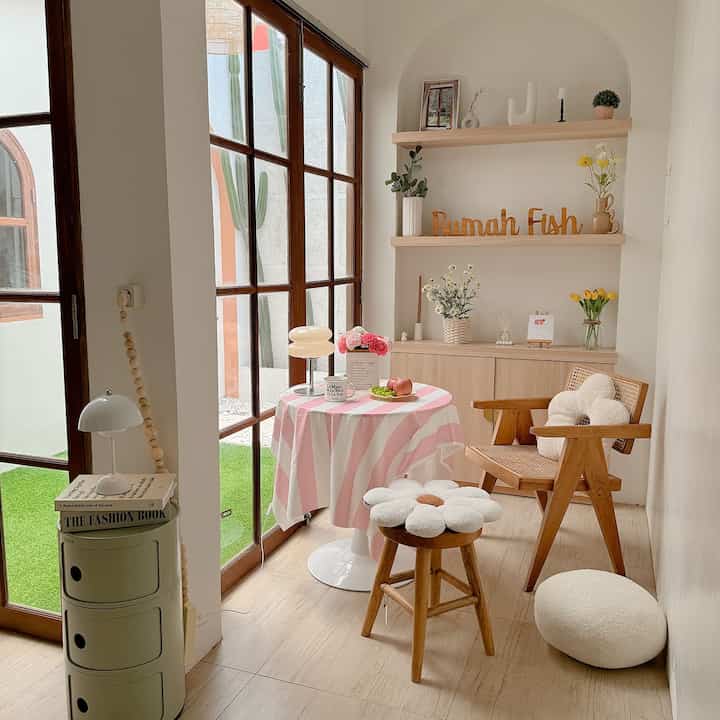 Ruangan fungsional yang biasa ak pake buat nyantai, ngonten dan bermain anak2
Kali ini aku mau dekor printilan dengan warna2 yang berbeda kaya pink dan hijau mix wood... gmn nih temen2 lucu gak..
Semoga menginspirasi ya 🤎🤎🤎

#rumahdeveloper 
#livewithkids 
#japandi 
#skandinavian 
#rumahmungil 
#rumahtanpaarsitek 
