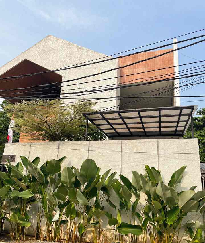 ⭐️Facade Style⭐️

Fasad dirumahpojok dirancang dengan design modern dengan sentuhan tropical. Material utama yang menonjol di fasad ini adalah penggunaan bata tempel di hampir sebagian fasad, dikombinasi dengan wall panel WPC warna kayu dan cat tekstur kamprot kasar. Untuk menambah sentuhan tropical ditambah dengan roster dan tanaman khas tropical pada landscape nya.
_
#FacadeStyle
#materialfasad
#inspirasifasad
#Fasafdirumahpojok
#dirumahpojok
#ModernTropical