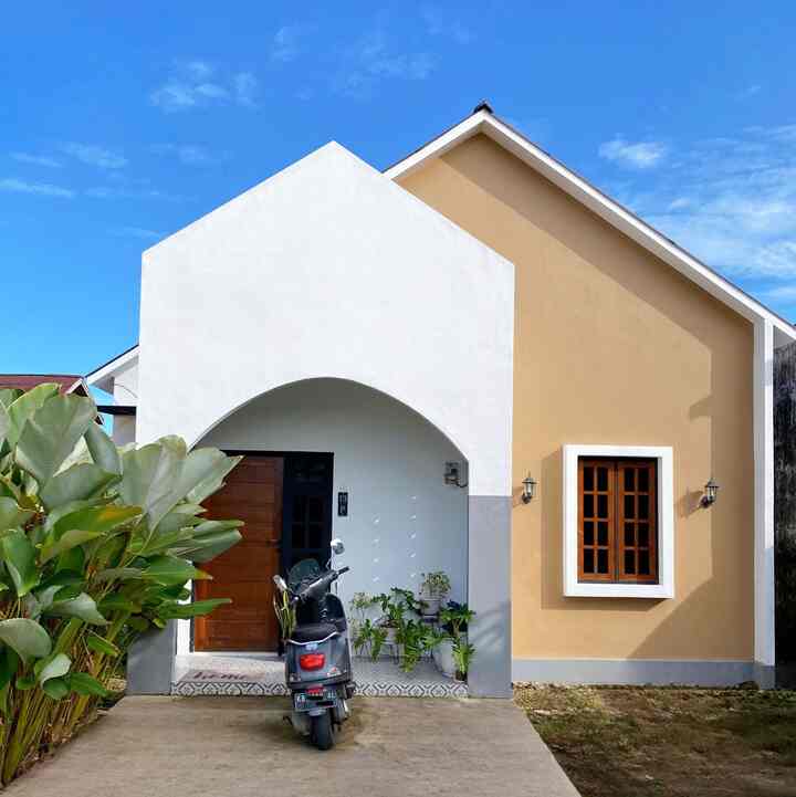 Untuk Tema dan Style Fasad rumah kami gabungan dari Scandinavian dan Minimalist,kenapa kami memilih gaya ini karna kami suka dengan model yang simple dan minim perawatnnya,untuk bahan utama bangunan rumah ini kami menggunakan kayu kualitas terbaik dan bata press untuk menjaga kualitas bangunan.
#FacadeStyle
#MaterialFasad
#InspirasiFasad