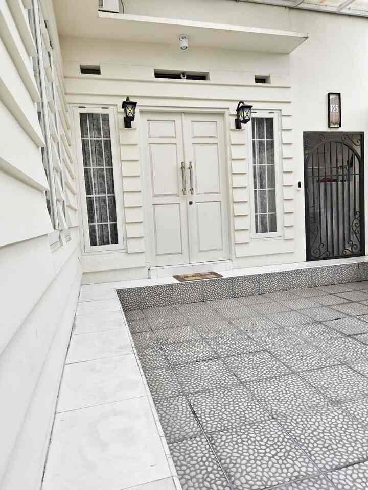 •Fasad Pada Bulan Agustus•

Mandiri !!!
Sudah tanggal 17, tapi kita masih harus mengibarkan kannn Merah Putih 😍

Fasadnya masih sama Moms, tinggal ganti keset aja nih, maklum tinggal di pinggir jalan raya banyak debu jadi agak ribet kalau mau pasang hiasan dekoratif di depan rumah 🥹
Untung pakai ubin khusus outdoor jadi gampang banget dibersihkannya, tinggal siram dan cuci mobilnya juga 🤭😘

Apakah Anda punya saran apa lagi yang harus dipaparkan agar terlihat cantik?

#FacadeStyle #MaterialFasad #InspirasiFasad #AmericanStyleFasad 