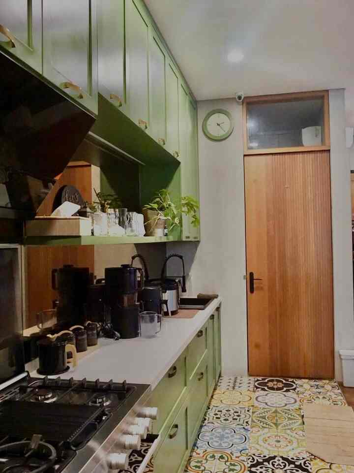 Untuk mewujudkan kitchen impian, kami menggunakan kitchen set dengan finishing duco. Pilihan top table menggunakan Quadra merupakan salah 1 investasi terbaik kami. Material ini anti gores, mudah dibersihkan dan tidak menyerap air. Untuk tetangga yang mengedepankan kepraktisan, top table ini sangat kami rekomendasikan. 

#MyDreamKitchen #IdeDekorDapur #KitchenMaterials #KitchenIdeas #Toptable