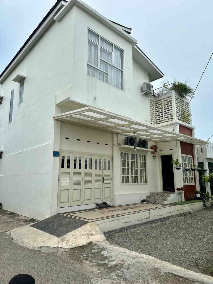 Konsep awal rumah ini rencananya minimalis, sambil berjalan proses pembangunan pilihan jatuh pada Modern Farm House dikuatkan dengan penambahan ornamen bata tempel di satu sisi depan rumah. Style ini juga merupakan salah satu impian yang alhamdulillah bisa tercapai

 #FacadeStyle #MaterialFasad #InspirasiFasad #modernfarmhouse #bandaaceh #livewithkids